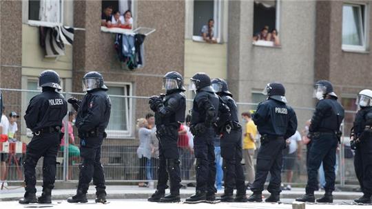 Polizisten stehen im Juni 2020 vor einem unter Quarantäne gestellten Wohngebäude in der Göttinger Innenstadt.