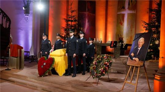 Polizisten stehen vor Beginn des Gottesdienstes bei der Trauerfeier für Wolfgang Schäuble in der evangelischen Stadtkirche von Offenburg an dessen Sarg.