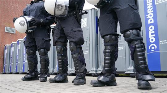 Polizisten stehen vor Toiletten beim Spiel FC St. Pauli - Hansa Rostock.