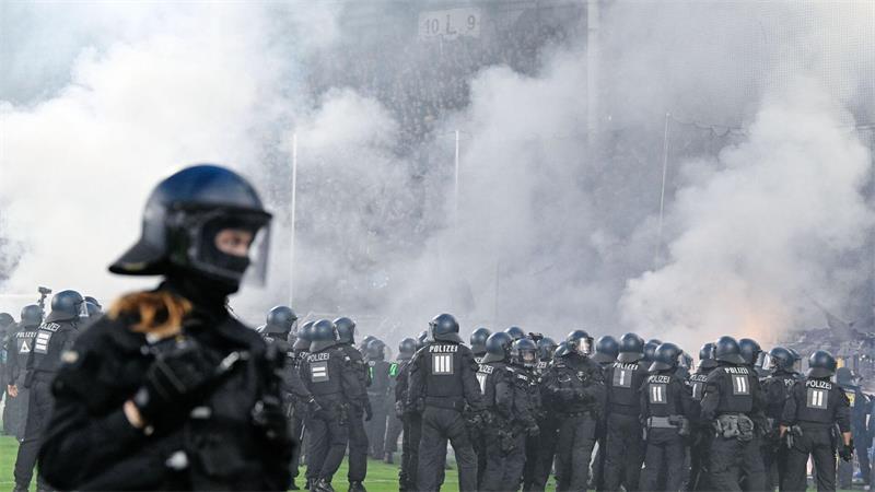 Polizisten stehen vor dem Fanblock des SV Waldhof Mannheim.