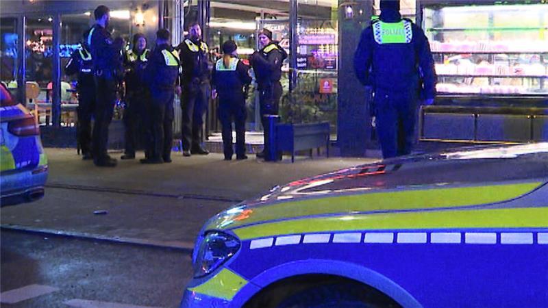 Polizisten stehen vor dem Lokal am Hamburger Hansaplatz.