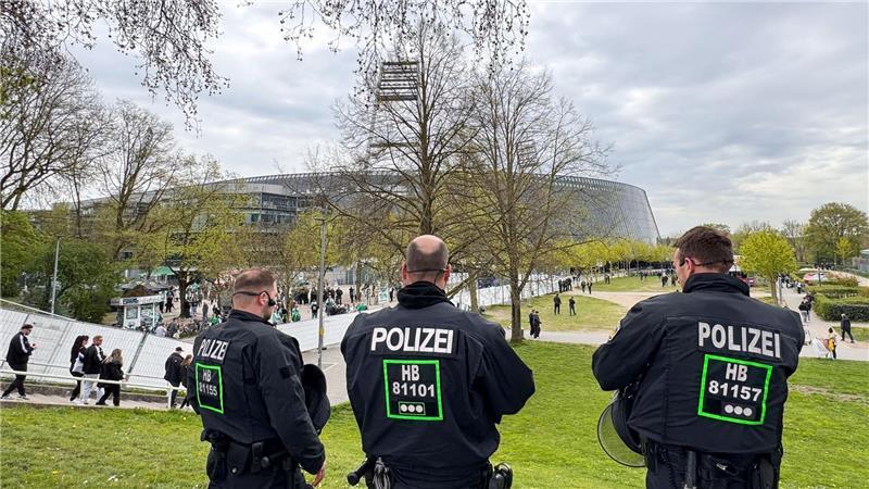 Polizisten stehen vor dem Werder Bremen gegen den Hamburger SV vor dem Weserstadion.