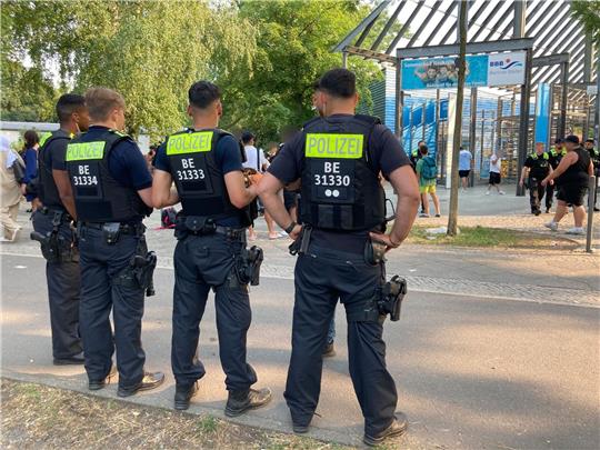 Polizisten stehen vor dem Eingang des Sommerbads in Neukölln. Foto: dpa