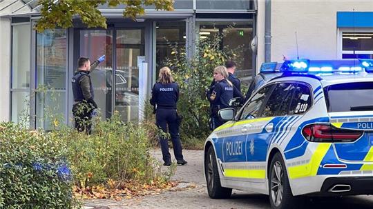 Polizisten stehen vor der kinder- und jugendpsychiatrischen Einrichtung, in der ein 14-Jähriger einen Siebenjährigen sowie ein 63-Jährigen angegriffen haben soll.