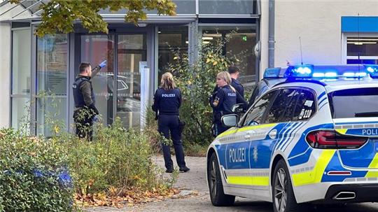 Polizisten stehen vor der kinder- und jugendpsychiatrischen Einrichtung in Regensburg. Viele Fragen zu dem Angriff sind noch offen.