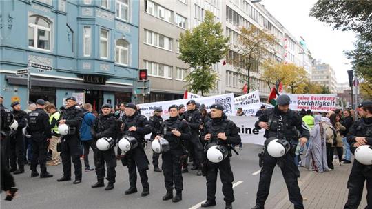 Polizisten stehen vor einem Demonstrationszug, der unter dem Motto „Verurteilung der Kriegsverbrechen gegen die Zivilbevölkerung in Gaza“ durch die Stadt zieht. Zu dem Umzug wurden insgesamt 2000 Teilnehmer erwartet.