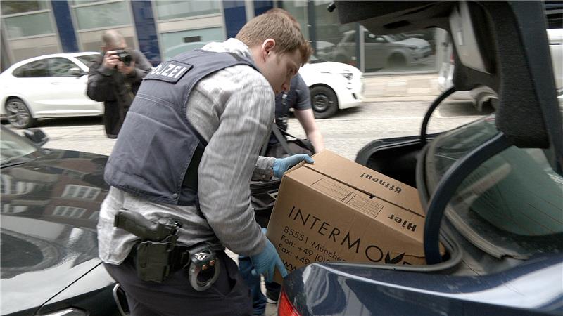 Forscher warnt vor Radikalisierung der Klima-Kleber Polizisten stellen nach einer Durchsuchung einen Umzugskarton in den Kofferraum eines zivilen Polizeifahrzeugs. Polizei und Staatsanwaltschaft haben im Zuge eines Ermittlungsverfahrens zu Mitgliedern der Letzten Generation 15 Objekte in sieben Bundesländern durchsucht. Foto: Bodo Marks/dpa
