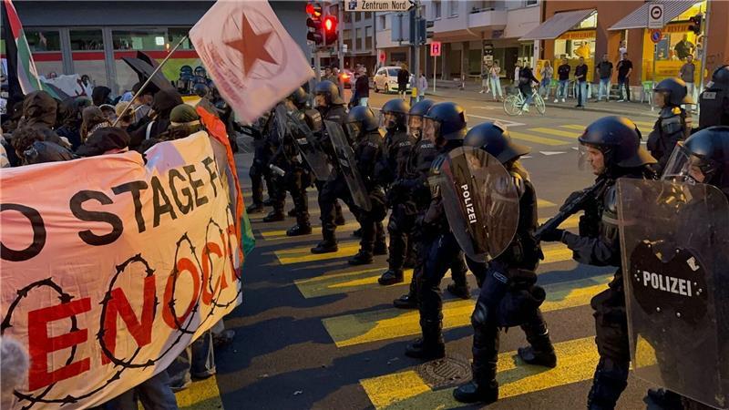 Polizisten stellen sich einer Pro-Palästina-Demonstration entgegen.