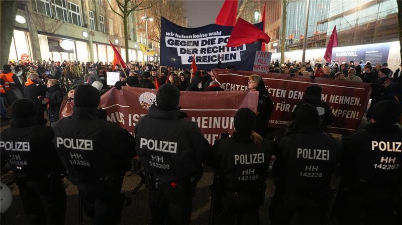 Mehr als 10.000 demonstrieren gegen Weidel-Besuch in Hamburg Polizisten stoppen eine Demonstration „Alle gemeinsam gegen die AfD“ in der Innenstadt.