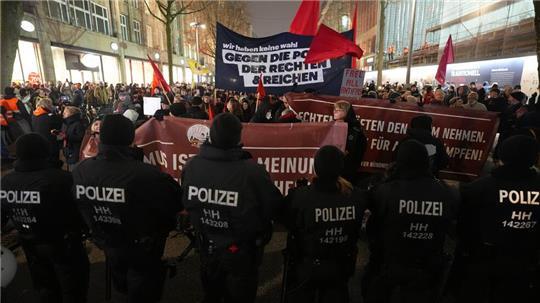 Polizisten stoppen eine Demonstration „Alle gemeinsam gegen die AfD“ in der Innenstadt.