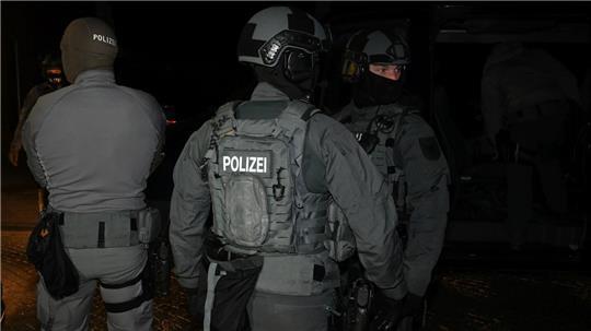 Polizisten stürmten im März 2024 das Haus eines der fünf Angeklagten in Stade.