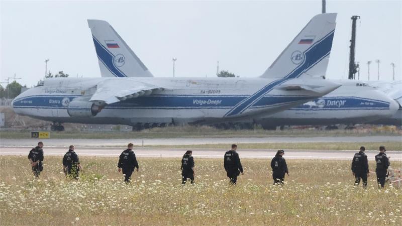 Polizisten suchen am Leipziger Flughafen nach einer zweiten Drohne.