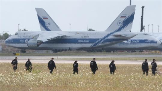 Polizisten suchen am Leipziger Flughafen nach einer zweiten Drohne.