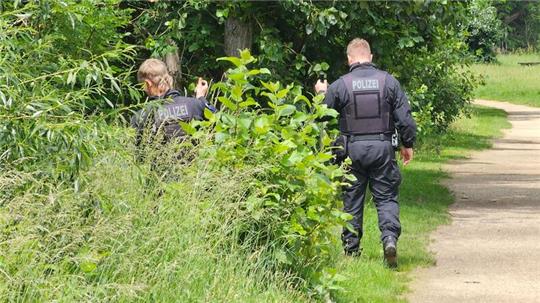 Polizisten suchen im sächsischen Döbeln nach dem vermissten Mädchen.