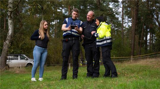 Polizisten suchen mit einer Drohne unweit eines Campingplatzes in Malbeck nach dem Vermissten. Nach dem Verschwinden eines Studenten bei einer Party auf einem Campingplatz an der Ilmenau fehlt weiterhin jede Spur von dem 19-Jährigen.