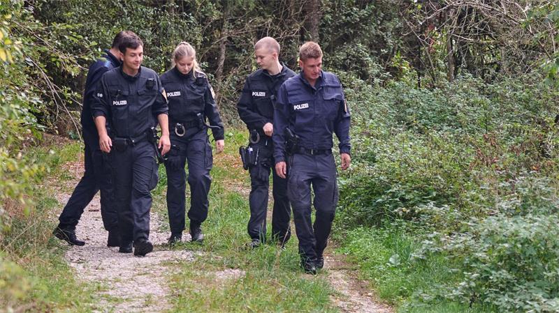 Polizisten suchten das Gebiet auch am Donnerstag weiter nach Spuren des Tiers ab.