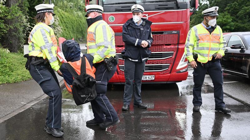 Polizisten tragen einen Demonstranten der Aktivistengruppierung „Letzte Generation“ weg.Fotograf