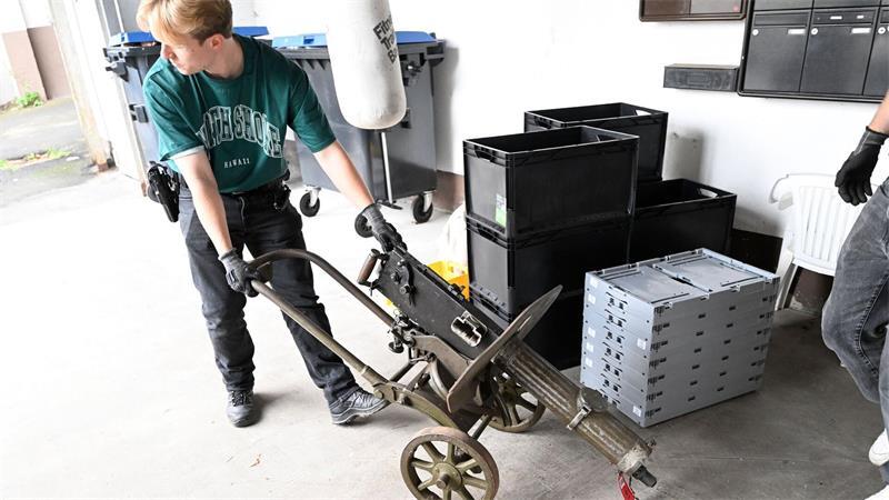 Sechseinhalb Jahre Haft nach großem Waffenfund in Remscheid Polizisten transportieren ein Maschinengewehr als Teil der gefundenen Waffen ab. (Archivbild)