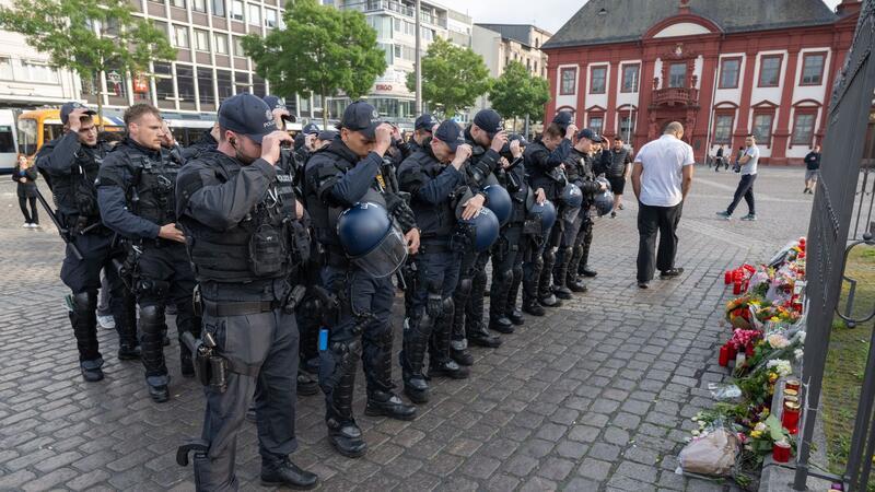 Polizist stirbt nach Messerangriff auf Mannheimer Marktplatz Polizisten trauern auf dem Mannheimer Marktplatz um ihren getöteten Kollegen.
