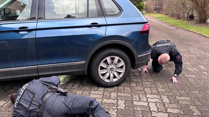 Mann (53) überfahren – Polizei kontrolliert landkreisweit diese Auto-Modelle Polizisten überprüfen ein Fahrzeug