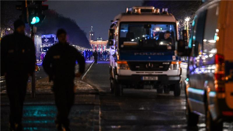 Polizisten und Fahrzeuge der Polizei.