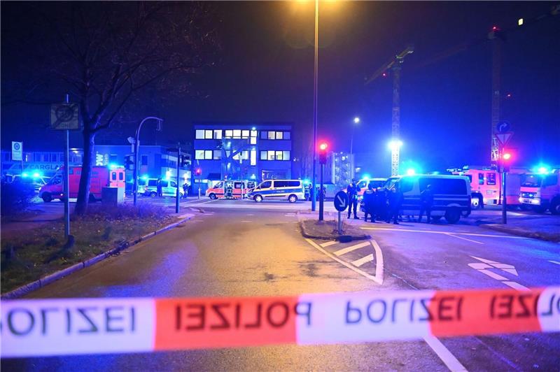 Amoktäter in Hamburg tötet sieben Menschen – 135 Schüsse abgefeuert Polizisten und Helfer am Tatort in Hamburg.