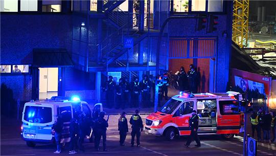 Polizisten und Helfer sind in Hamburg im Einsatz. Bei einem Schüssen in einer Hamburger Kirche sind am Donnerstagabend mehrere Menschen getötet und einige Personen verletzt worden. Foto: Jonas Walzberg/dpa