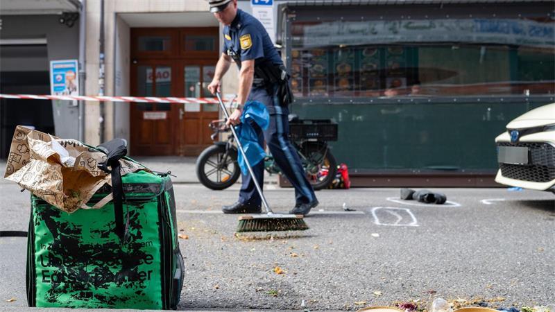 Polizisten und Rettungskräfte rückten zum Ort des Geschehens aus. (Symbolbild)