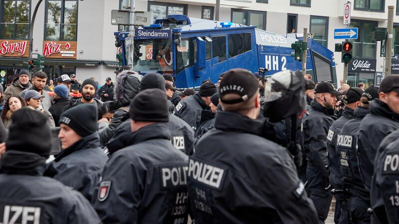 Polizisten und ein Wasserwerfer stehen auf dem Steindamm in St Georg. Die Pro-Palästina Demonstration war verboten worden.