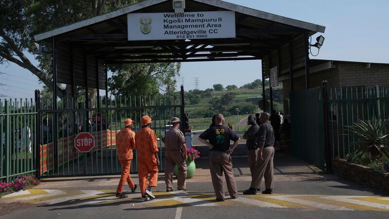 Oscar Pistorius kommt auf Bewährung frei Polizisten versammeln sich am Eingang des Atteridgeville-Gefängnisses, in dem der ehemalige Spitzensportler Pistorius einsitzt.