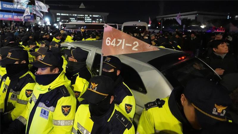 Bericht: Mehrere Minister in Südkorea wollen zurücktreten Polizisten vor dem Parlament schützten Militärfahrzeuge.