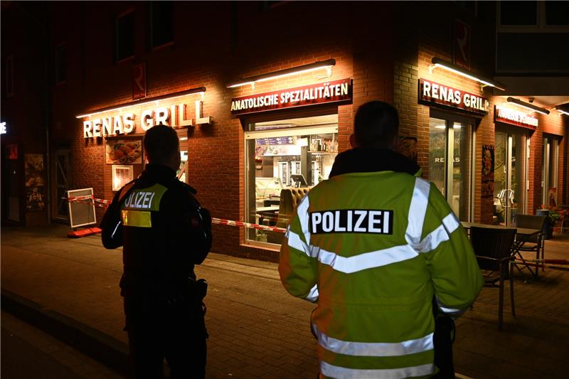 23-Jähriger am Stader Hafen erschossen Polizisten vor dem Tatort am Hafen in Stade, das Restaurant ist abgesperrt. Foto Vasel