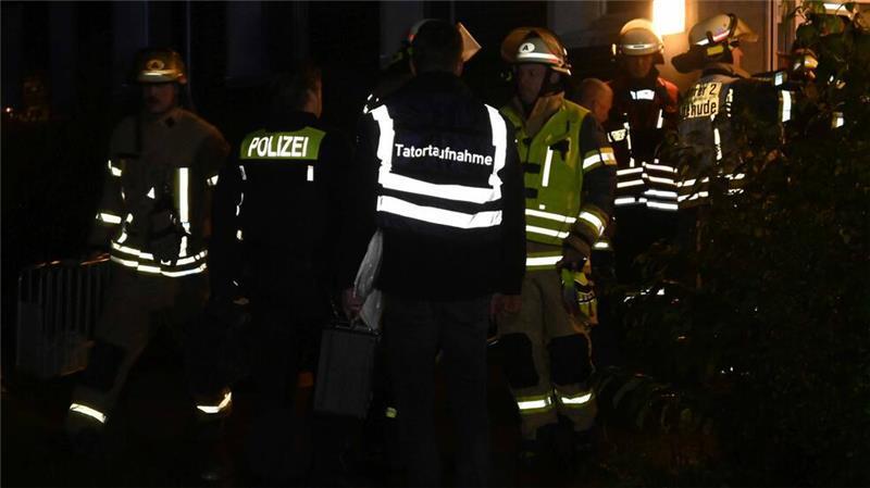 Brandanschlag in Buxtehude: 42-jährige Frau stirbt in Klinik Polizisten vor dem Wohnhaus, die Tatortgruppe sichert - nach dem Einsatz der Feuerwehr - die Spuren des Verbrechens.