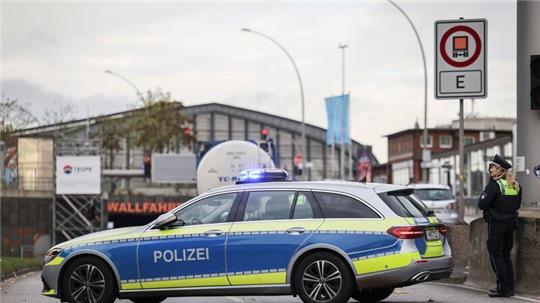 Polizisten waren am Wallring im Einsatz, nachdem ein Lastwagen Teile seiner Ladung verloren hatte.