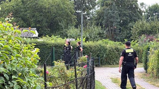 Polizisten waren in der Kleingartensiedlung in Spandau im Einsatz. 