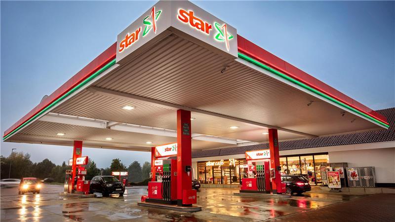 Polizisten waren in der Nacht wegen eines Überfalles auf einer Tankstelle im Einsatz. (Symbolbild)