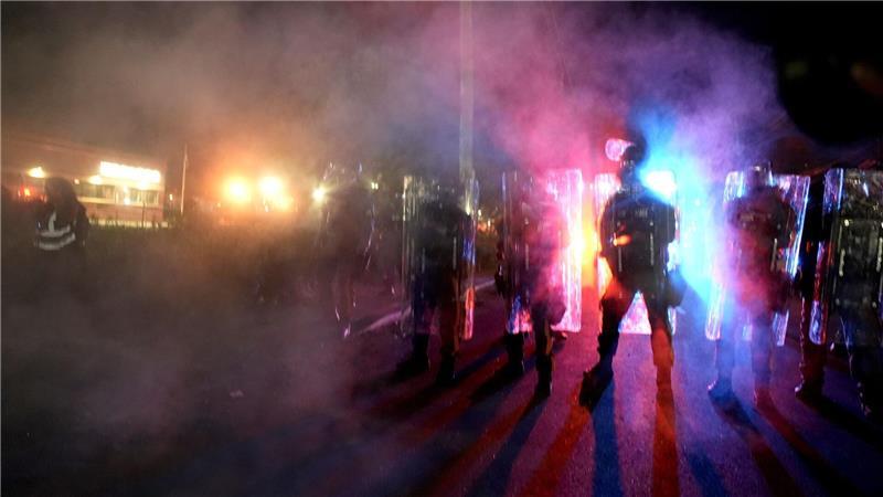Polizisten wehren sich gegen ICE-Demonstranten.