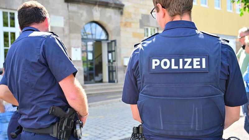 Messer im Ranzen: Zahl der Gewaltfälle in Schulen steigt - auch in Niedersachsen Polizisten stehen vor einer Schule
