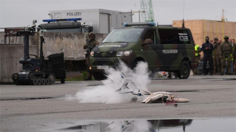 1.700 Kräfte trainieren Ernstfall – Aktivisten protestieren Polizisten zerstören eine abgefangene Drohne mit einem Wasserstrahl.