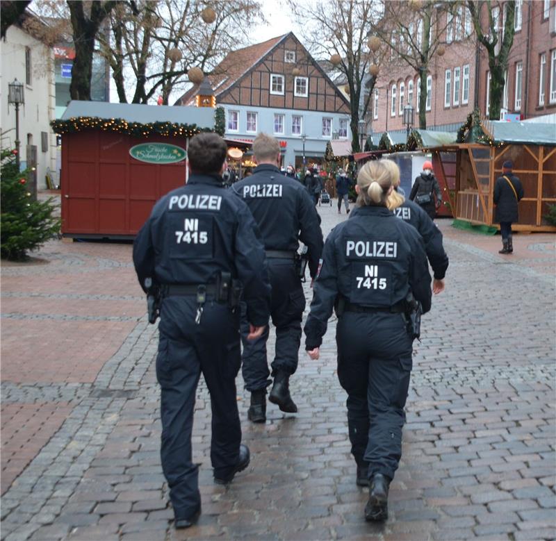 Polizistinnen und Polizisten auf Streife in Stade. Foto: Polizeiinspektion Stade