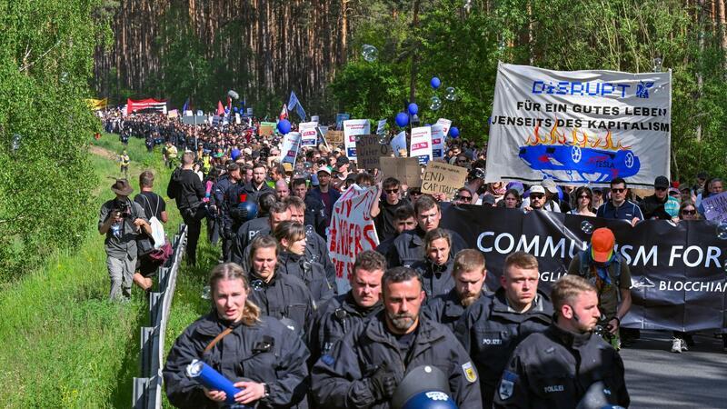 Protest gegen Tesla dürfte nach Aktionswoche weitergehen Polizistinnen und Polizisten begleiten den Protestmarsch.