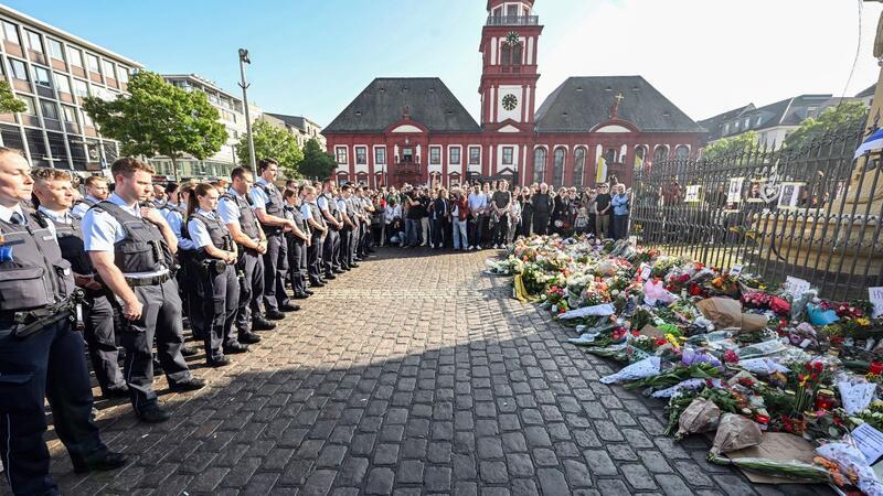 Messerangriff in Mannheim - Bundesanwaltschaft ermittelt Polizistinnen und Polizisten gedenken bei der Kundgebung „Mannheim hält zusammen“ ihres getöteten Kollegen.