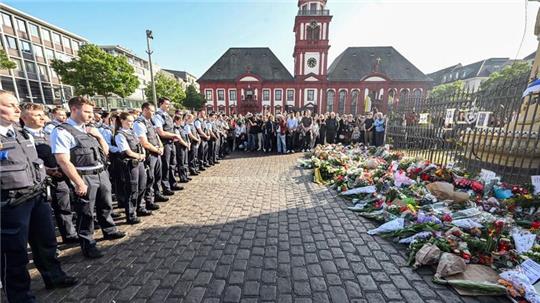 Polizistinnen und Polizisten gedenken bei der Kundgebung „Mannheim hält zusammen“ ihres getöteten Kollegen.