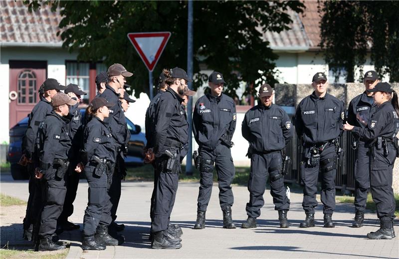 Sechsjähriger wurde erstochen - Ergebnisse der Obduktion liegen vor Polizistinnen und Polizisten sind für Befragungen und Untersuchungen in Pragsdorf.