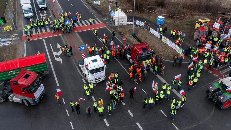 Krieg gegen die Ukraine: So ist die Lage Polnische Bauern protestieren am Grenzübergang zur Ukraine in Medyka.