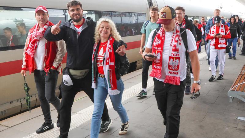 Rund 45.000 Fans pro Spieltag reisten mit ÖPNV zum Stadion – HVV zufrieden Polnische Fans kommen mit einem Fußballsonderzug im Bahnhof Altona an.
