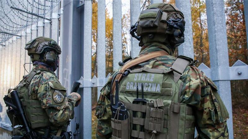 Polnische Grenzer am Zaun zur Grenze mit Belarus. (Archivbild)