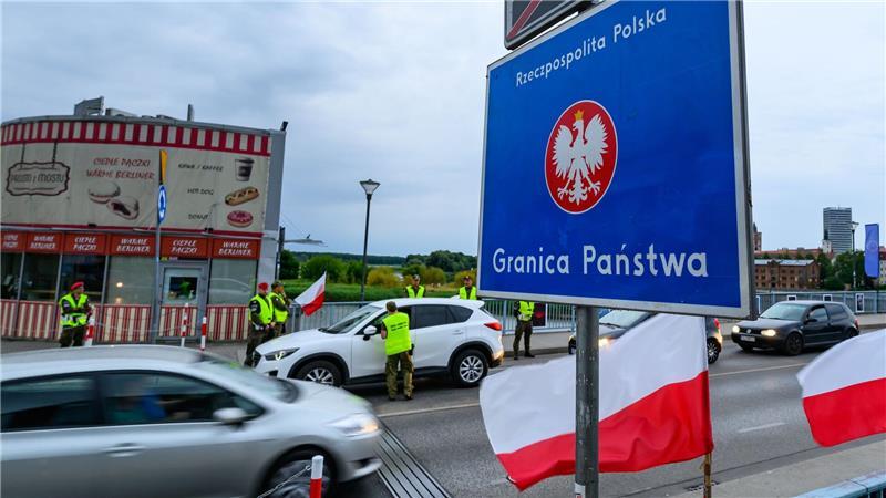 Bilder des Tages Polnische Grenzschützer kontrollieren ein Fahrzeug am Grenzübergang Stadtbrücke zwischen Frankfurt (Oder) in Brandenburg und dem polnischen Slubice.