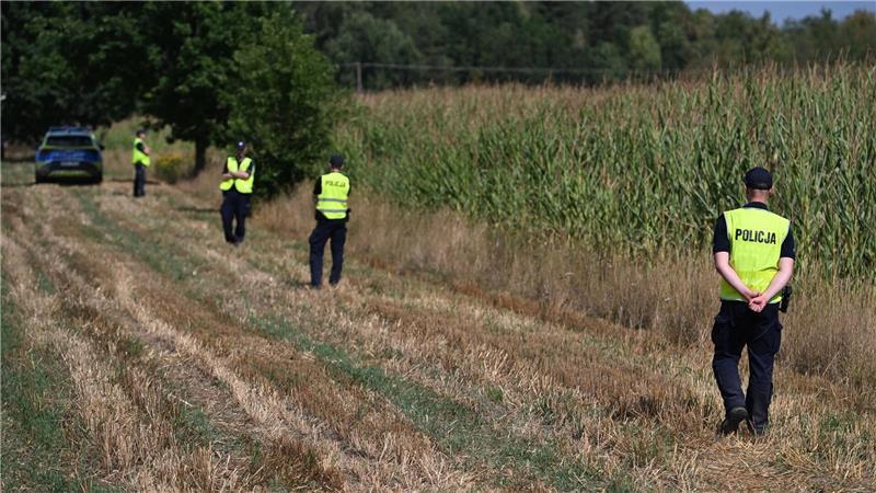 Warschau: In Polen abgestürzte Drohne stammt aus Russland Polnische Polizisten sichern das Gebiet eines Maisfeldes in Osiny in Ostpolen, in das ein unbekanntes Flugobjekt gestürzt ist. (Foto aktuell)