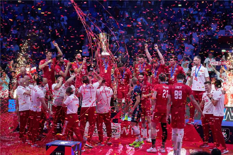 Polen ist Volleyball-Europameister Polnische Spieler feiern mit der Trophäe.